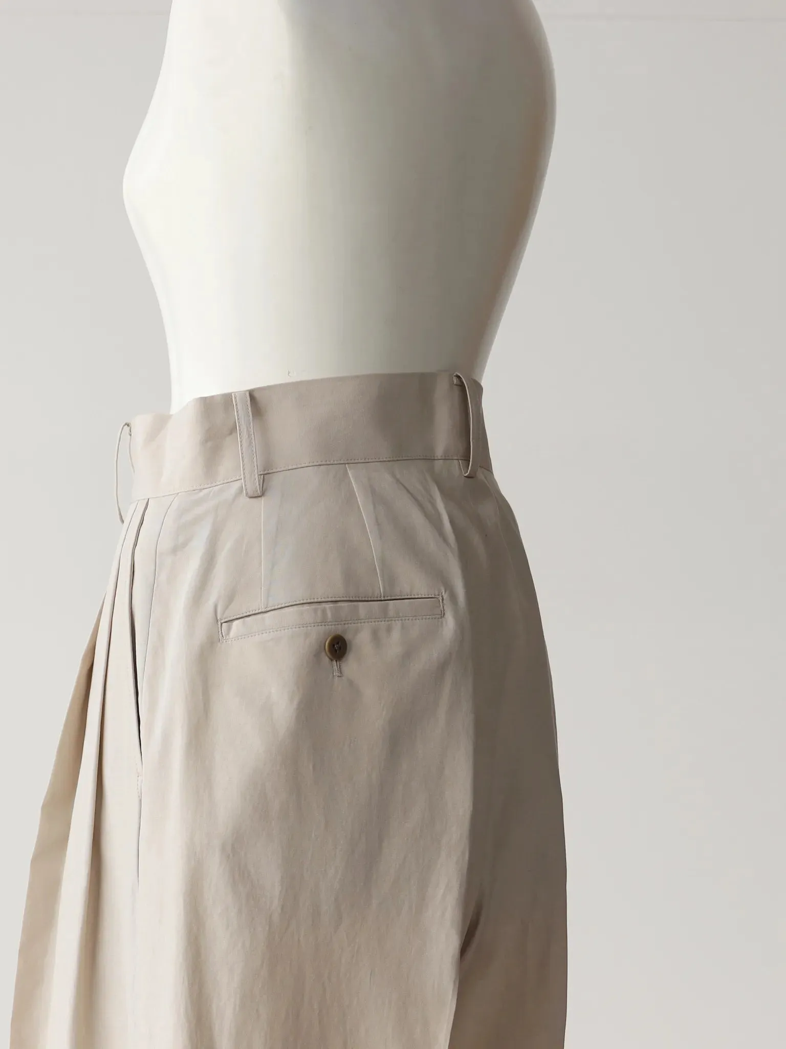 KAKAN | PLEATED WIDE TROUSERS BEIGE