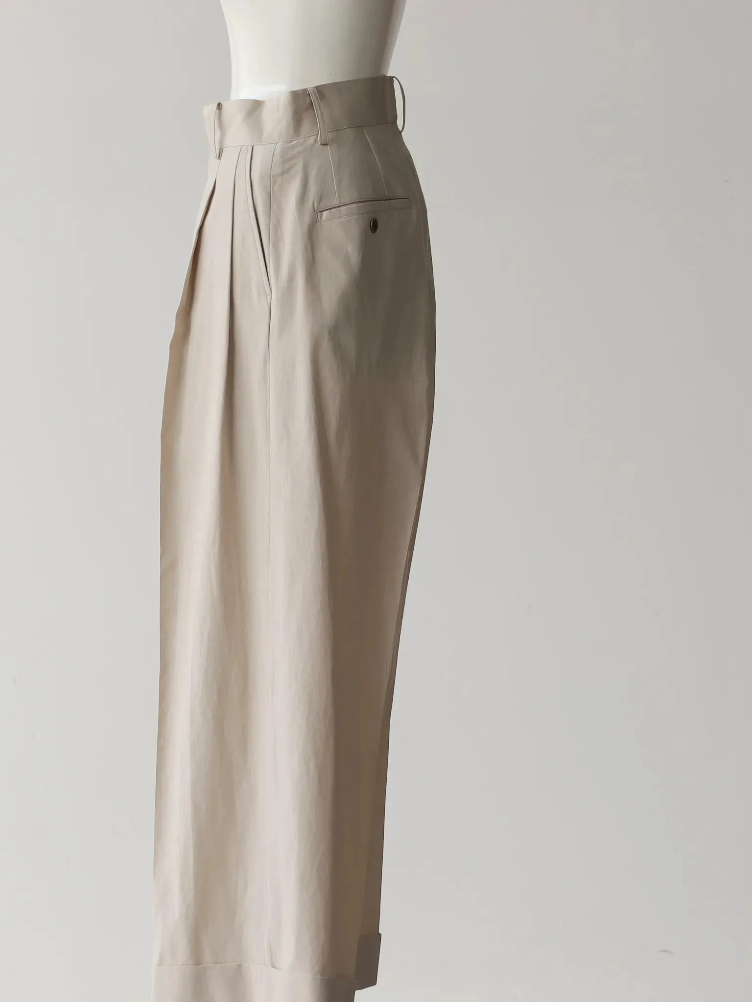 KAKAN | PLEATED WIDE TROUSERS BEIGE