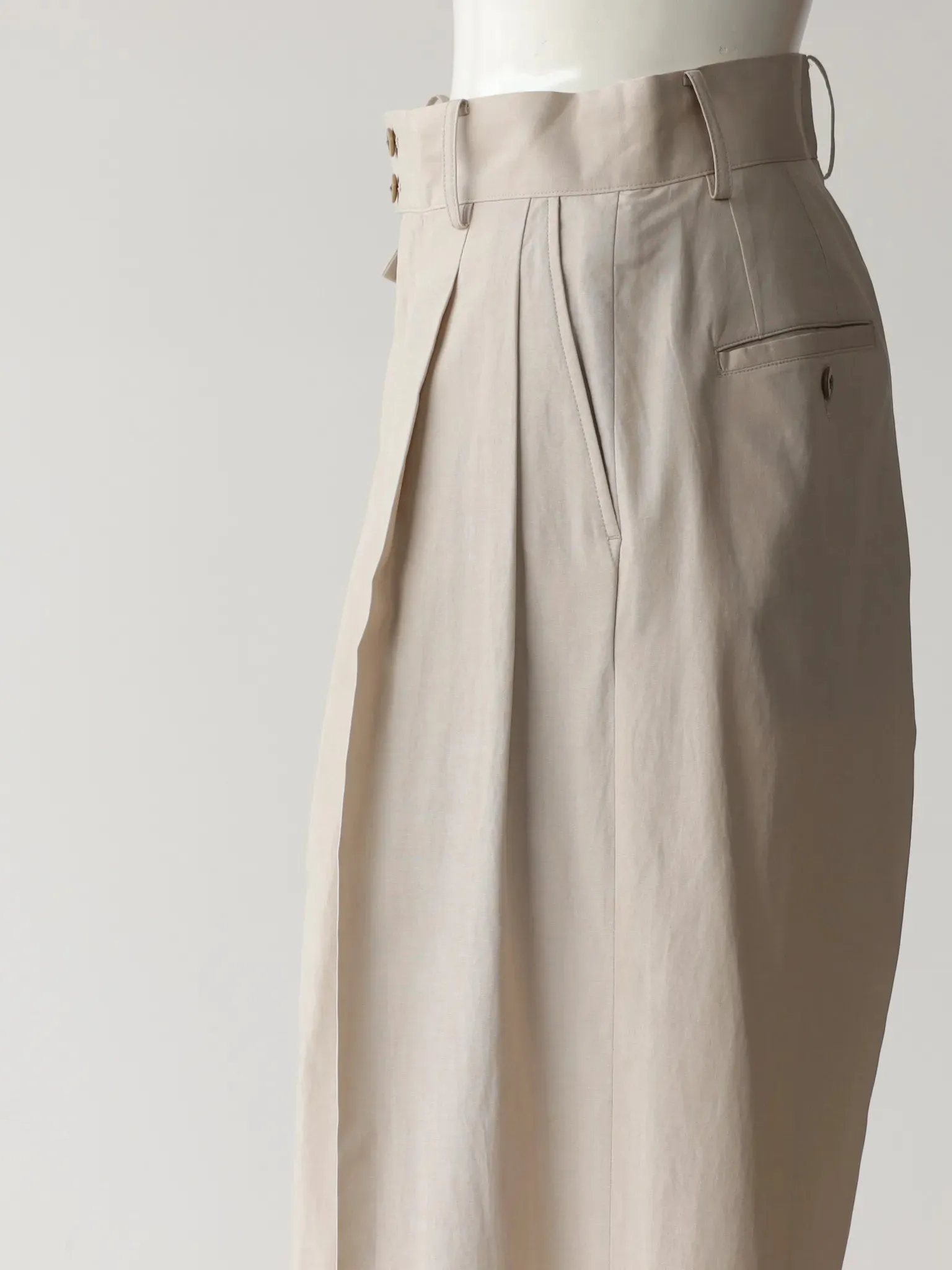KAKAN | PLEATED WIDE TROUSERS BEIGE