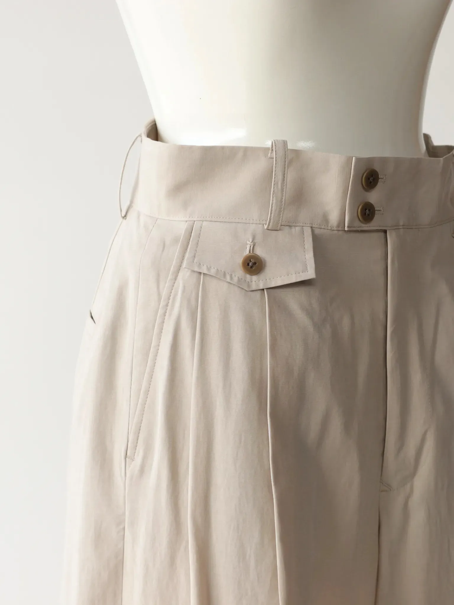 KAKAN | PLEATED WIDE TROUSERS BEIGE