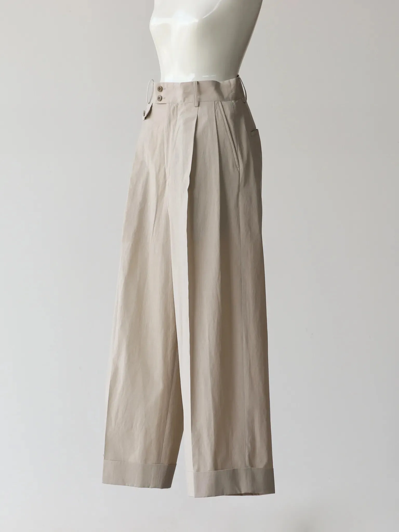 KAKAN | PLEATED WIDE TROUSERS BEIGE