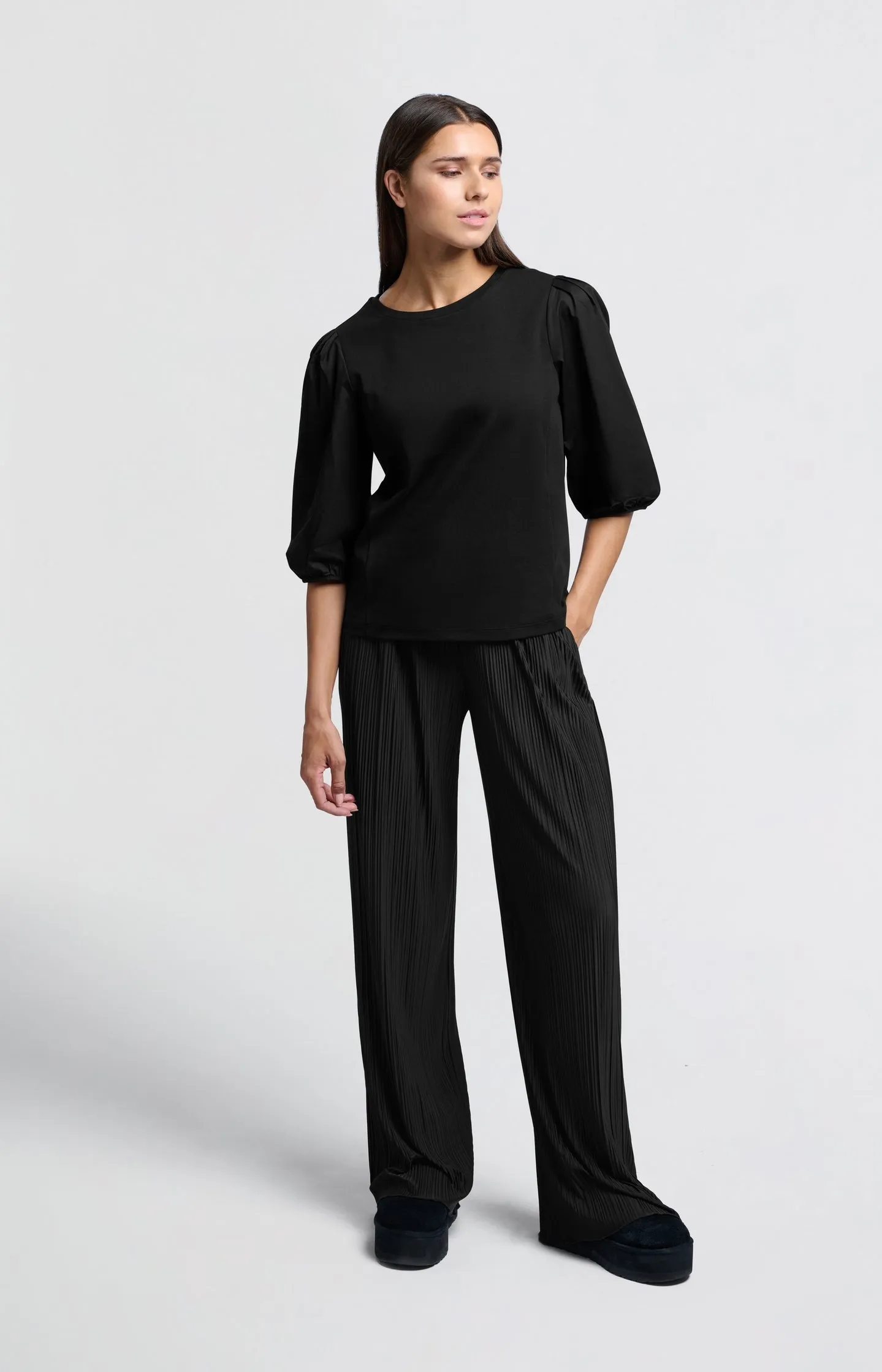 Pleated trousers with elastic waistband and wide legs