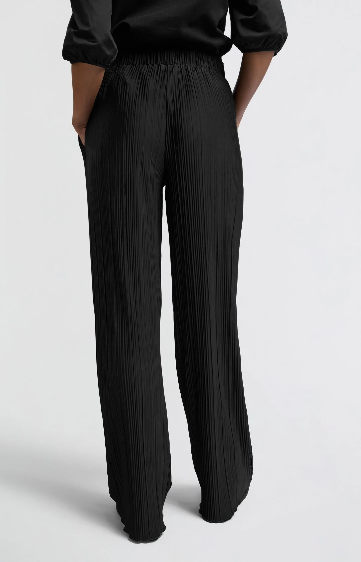 Pleated trousers with elastic waistband and wide legs