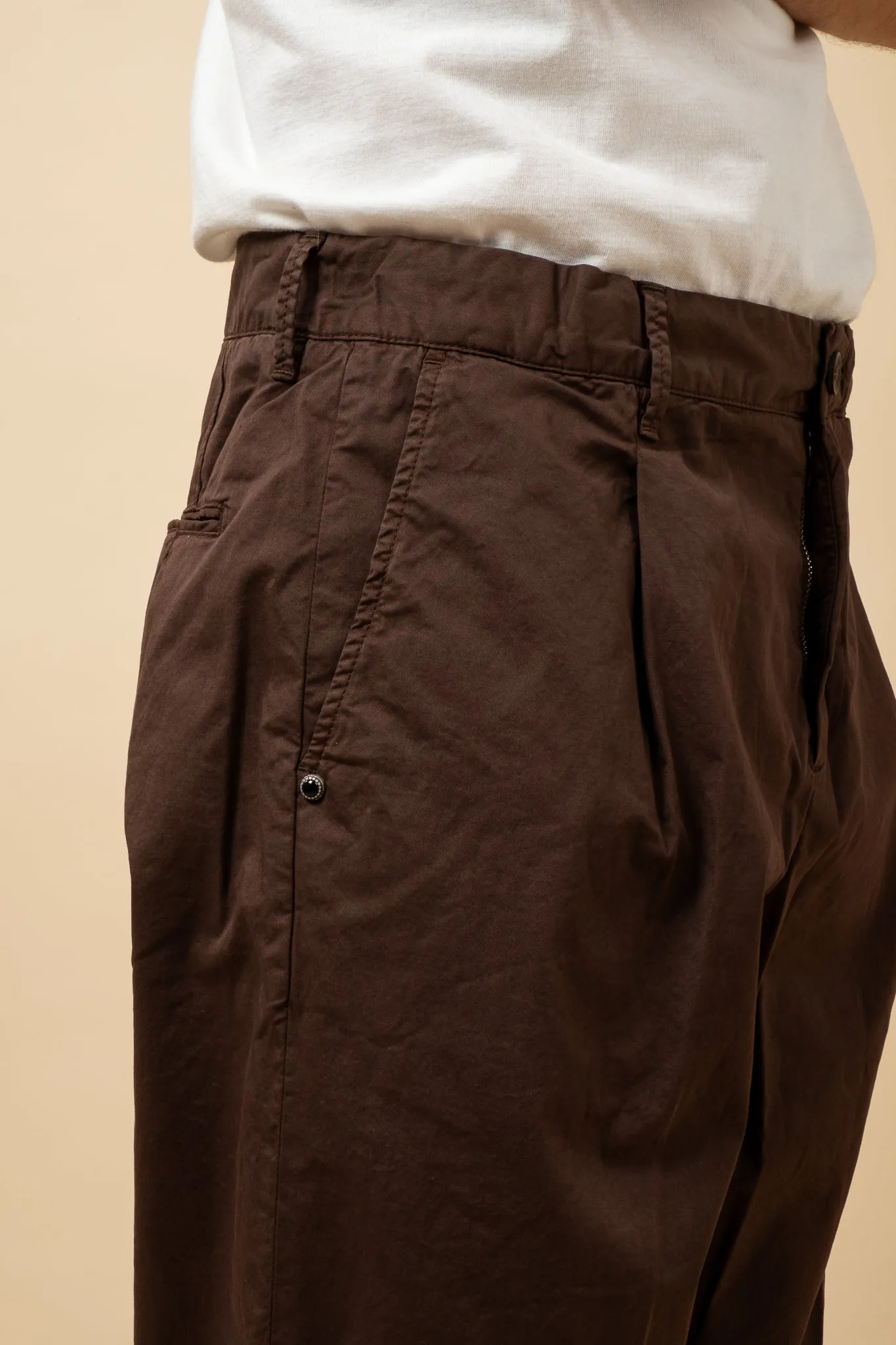 Pleated Twill Chino - Café