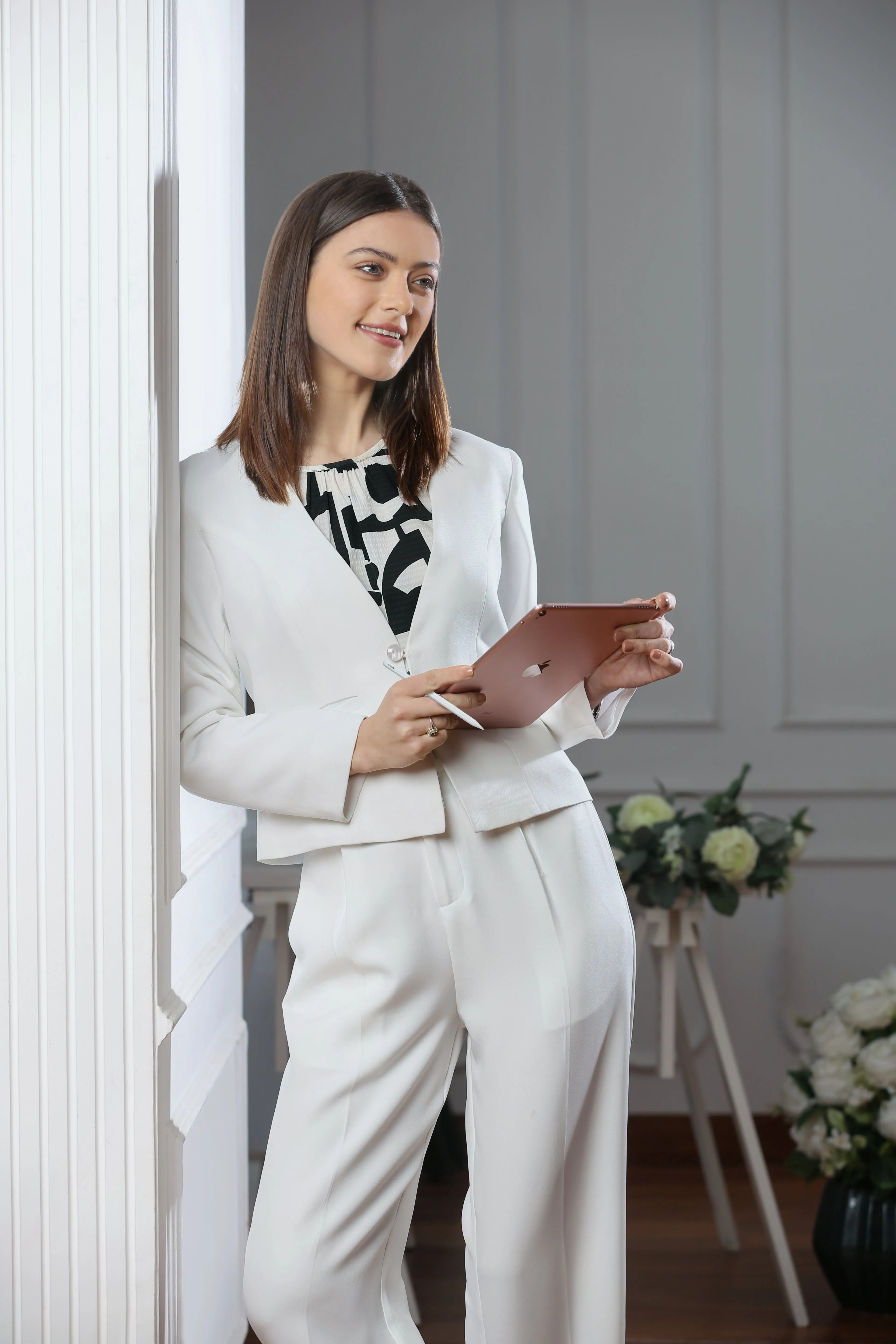 White Solid Single Breasted Blazer