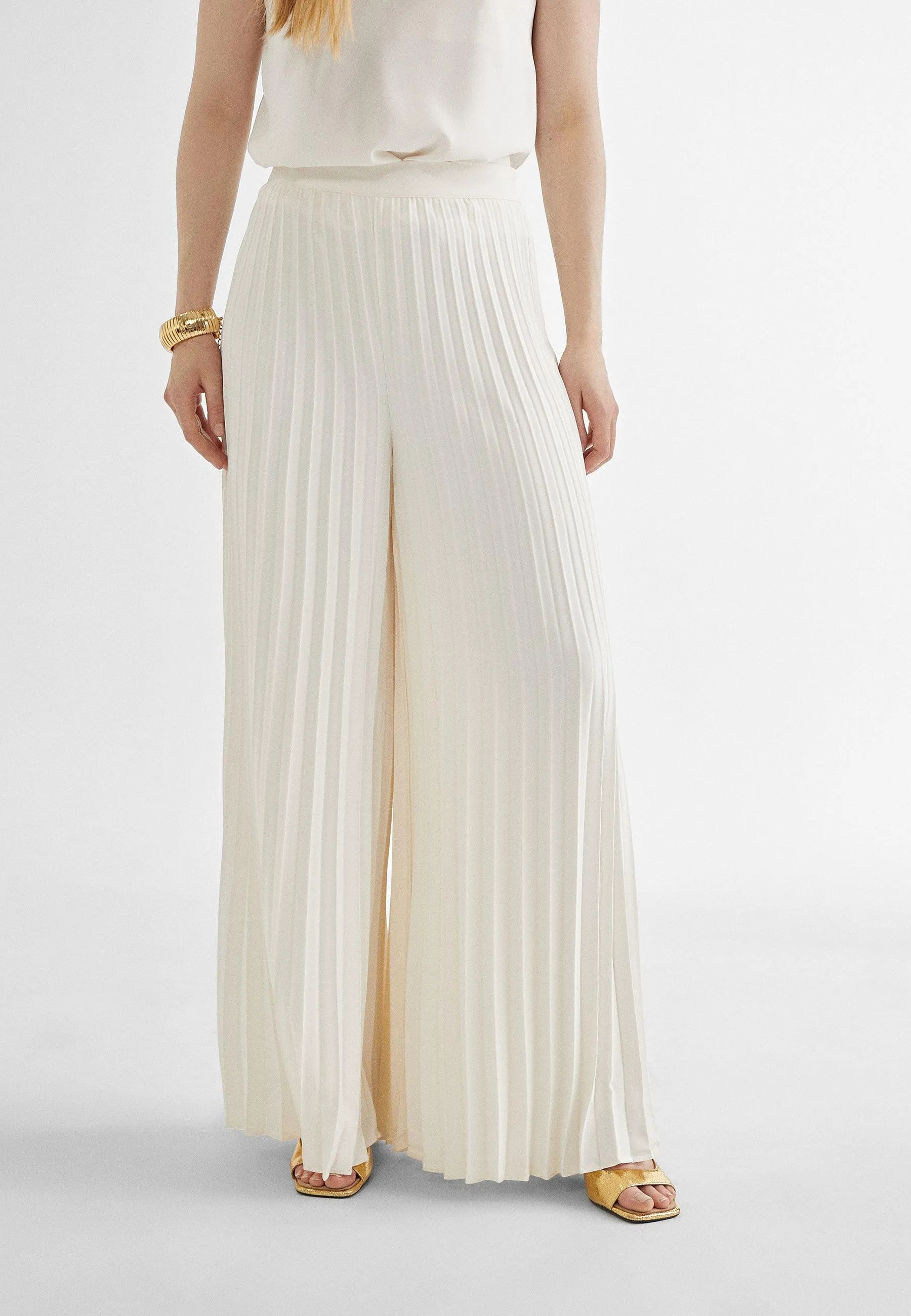 Wide pleated trousers
