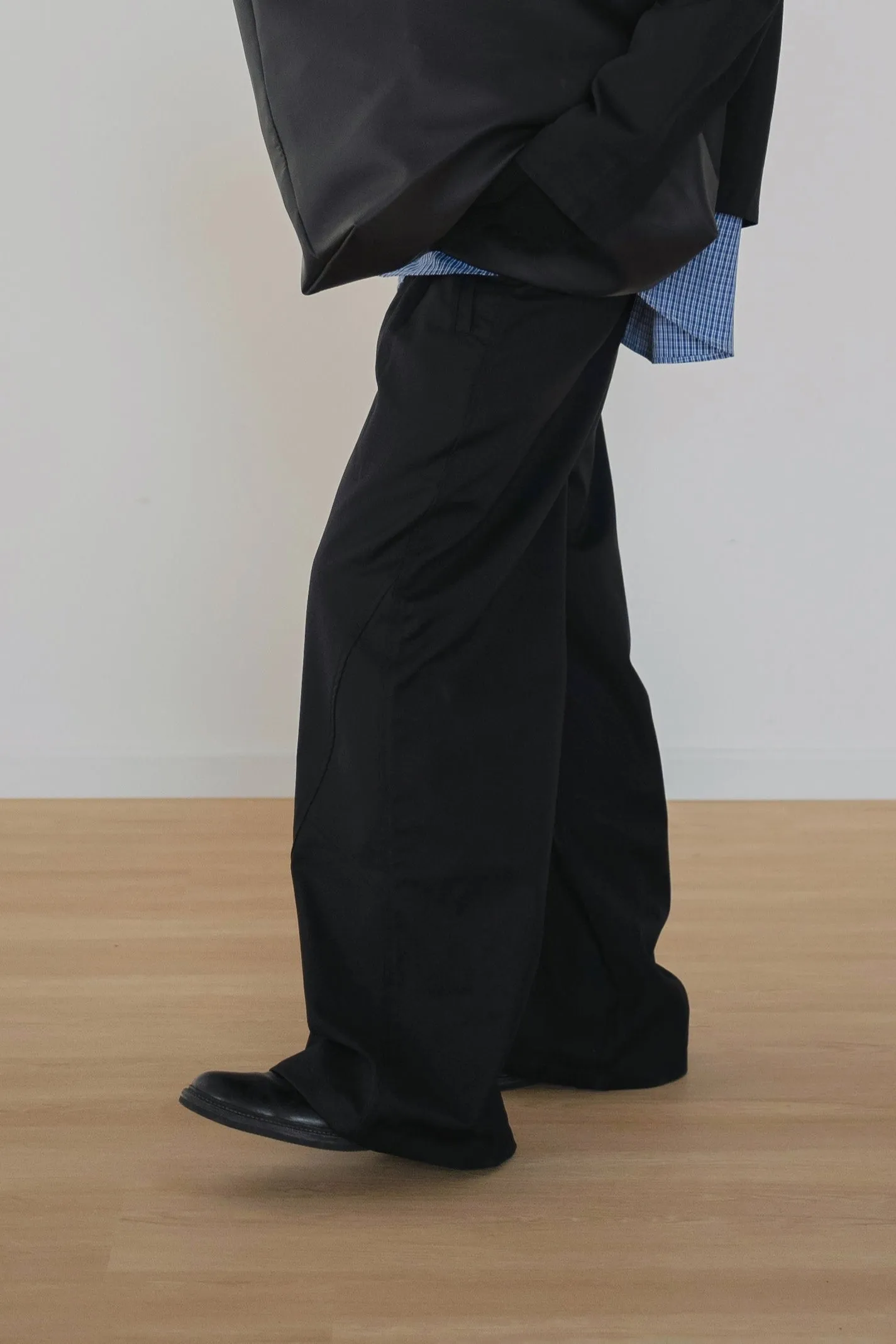 Zeal Wide-Leg Pleated Trousers – Black